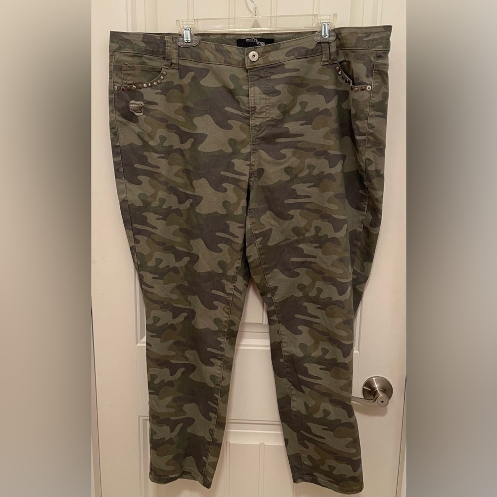 Stitch Star‎ Camo Ankle Pants distressed , decorative metal around front pockets